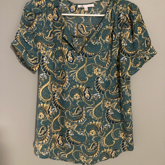 Beautiful cap sleeve silky blouse.Light and airy.Several pleats and tucks. Cute! - Picture 5 of 8